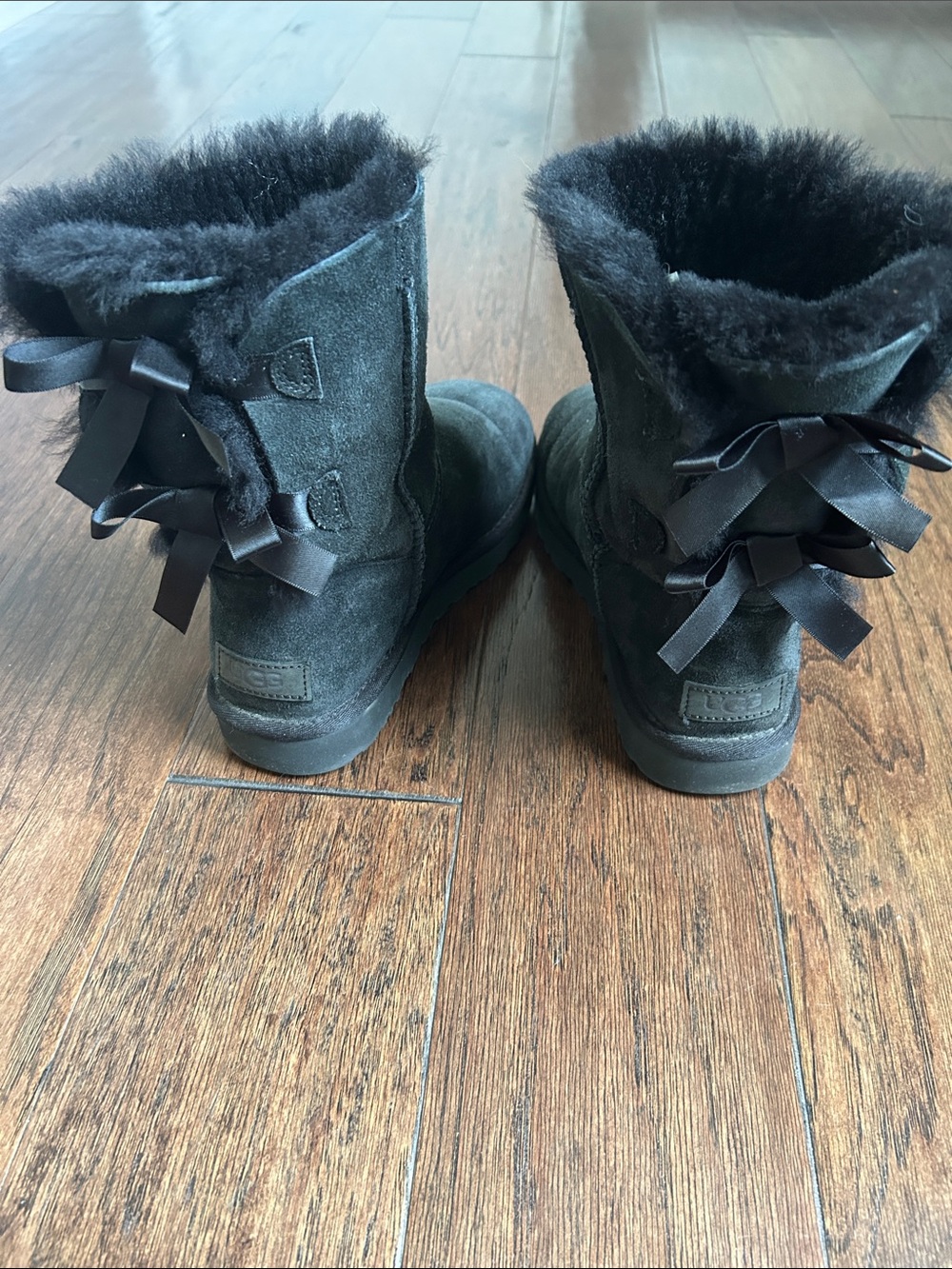 Women's UGG size 7 Black Suede Fur-Lined Ankle Boots with Bow Detail